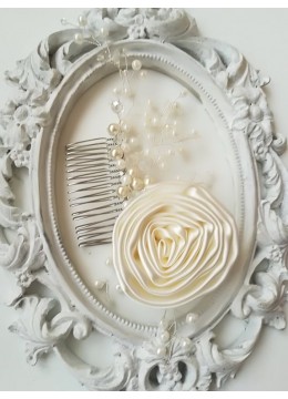 Булчински гребен за коса с кристали и перли Сваровски и сатенена роза в цвят шампанско модел Ivory Rose by Rosie